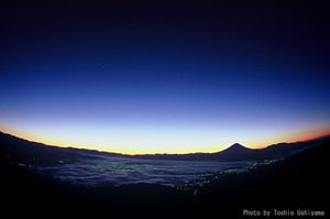 写真006(甲府盆地の夜明け;11月中旬).jpg